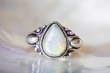 Inci arka planda opal mineral değerli taşlı gümüş yüzük