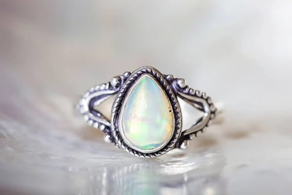 Inci arka planda opal mineral değerli taşlı gümüş yüzük