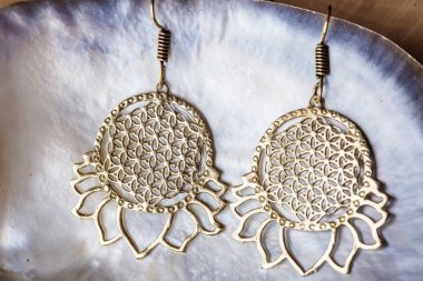 İnci arka plan boho tarzı pirinç büyük dekoratif küpe