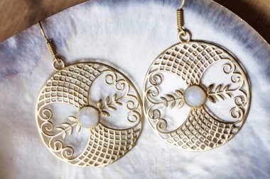 İnci arka plan boho tarzı pirinç büyük dekoratif küpe