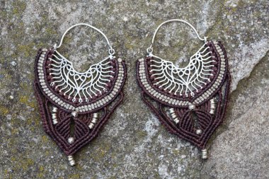 Kayalık arka planda metal macrame küpe