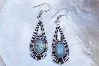 İnci arka planda mineral labradorit değerli taşlı pirinç metal küpeler