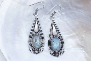 İnci arka planda mineral labradorit değerli taşlı pirinç metal küpeler