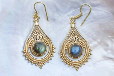 İnci arka planda mineral labradorit değerli taşlı pirinç metal küpeler