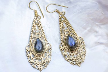 İnci arka planda mineral labradorit değerli taşlı pirinç metal küpeler