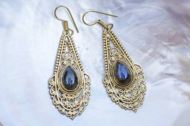 İnci arka planda mineral labradorit değerli taşlı pirinç metal küpeler