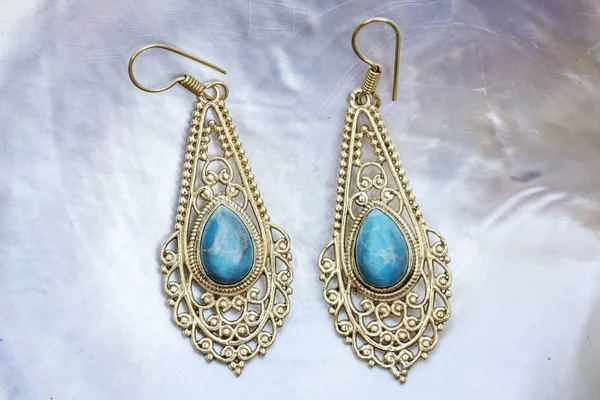 Boucles Oreilles Métal Laiton Avec Pierre Minérale Larimar Sur Fond — Photo