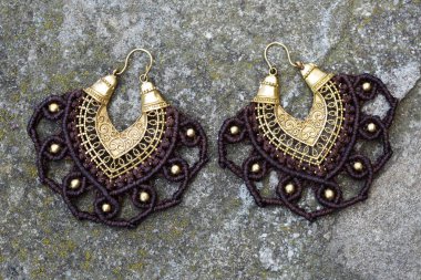 Kayalık arka planda makrame ile Pirinç metal küpe