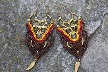 Kayalık arka planda makrame ile Pirinç metal küpe