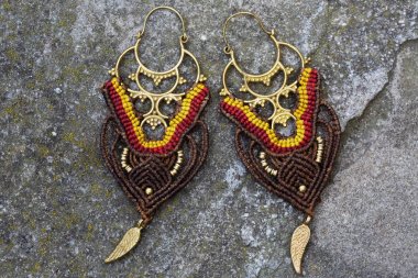 Kayalık arka planda makrame ile Pirinç metal küpe