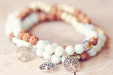 Doğal ahşap arka planda Mineral taş Amazonit ve ağaç kolye boncuk bilezik