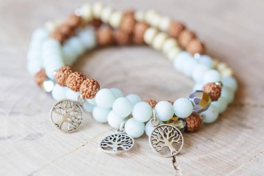 Doğal ahşap arka planda Mineral taş Amazonit ve ağaç kolye boncuk bilezik