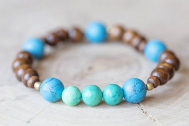 Doğal ahşap arka planda Mineral taş turkuaz boncuk bilezik