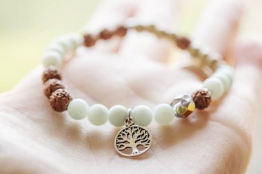 Doğal ahşap arka planda Mineral taş Amazonit ve ağaç kolye boncuk bilezik