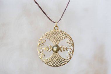 Nötr arka plan üzerinde Pirinç metal labradorit taş kolye yuvarlak mandala