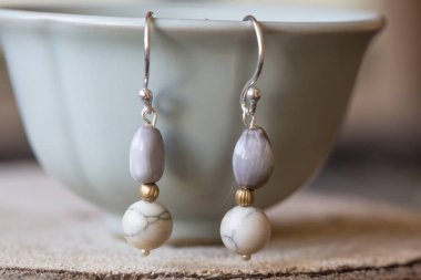 Doğal tohum ve mineral taş küçük boho küpe çay bardağı asılı