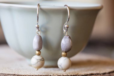 Doğal tohum ve mineral taş küçük boho küpe çay bardağı asılı