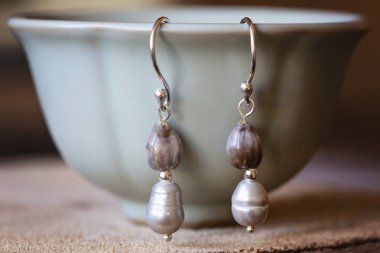 Doğal tohum ve mineral taş küçük boho küpe çay bardağı asılı