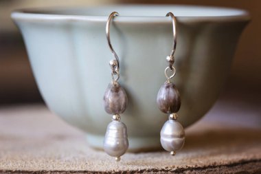 Doğal tohum ve mineral taş küçük boho küpe çay bardağı asılı