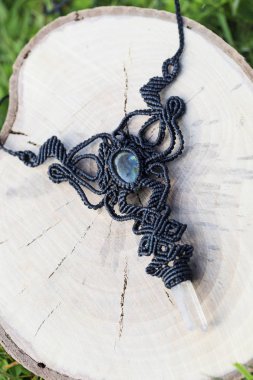 Ahşap arka planda doğal mineral değerli taş ile macrame kolye