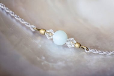 İnci arka planda doğal mineral amazonite taş boncuk bilezik