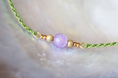 İnci arka planda doğal mineral Ametist taş boncuk bilezik