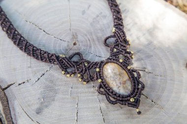 Doğal arka planda doğal mineral değerli taş ile Macrame kolye