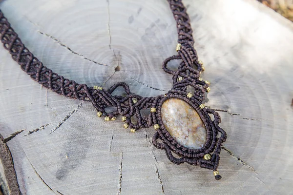 Collana Macrame Con Gemma Minerale Naturale Sfondo Naturale — Foto Stock