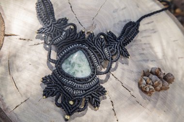 Doğal arka planda doğal mineral değerli taş ile Macrame kolye