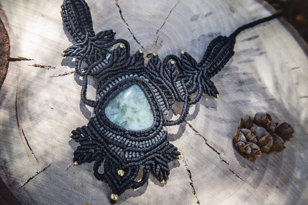 Макрамное Ожерелье Натуральным Минеральным Камнем Естественном Фоне — стоковое фото