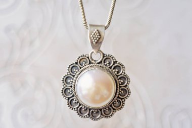 Gümüş zincir üzerinde beyaz büyük inci ile gümüş kolye