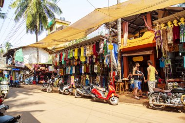 Arambol, Hindistan'da Goa, 1 Şubat 2019: Dreamland kafe ile Arambol Caddesi