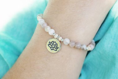 Kadın bilek lotus kolye ile Mineral güneş taş boncuk bilezik