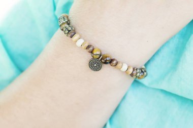 Kadın bilek üzerinde Mineral tyger göz ve ahşap boncuk bilezik