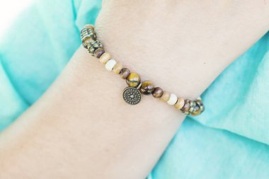 Kadın bilek üzerinde Mineral tyger göz ve ahşap boncuk bilezik