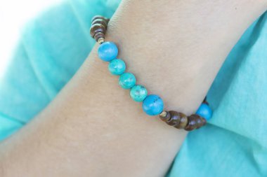Kadın bilek üzerinde Mineral turkuaz ve ahşap boncuk bilezik