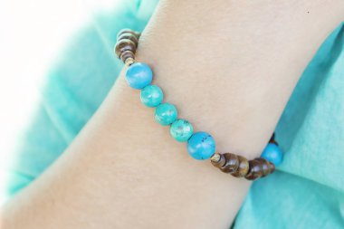 Kadın bilek üzerinde Mineral turkuaz ve ahşap boncuk bilezik
