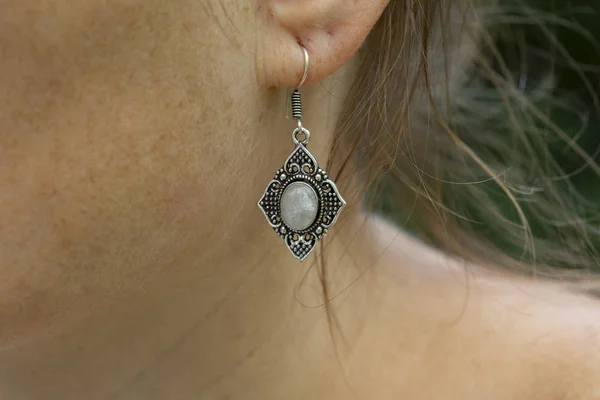 Жінка Латунному Металевому Сережці Місячним Камінням Мінеральний Камінь — стокове фото