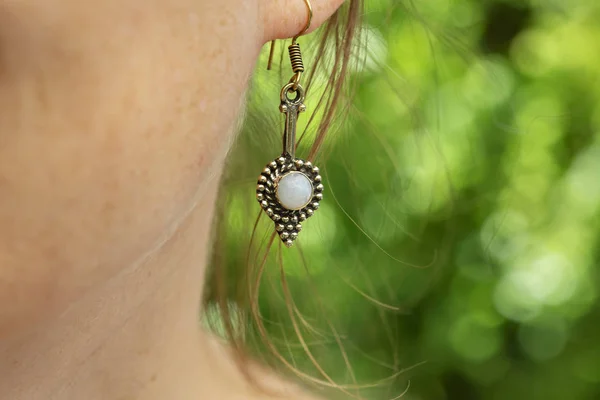 Mujer Con Pendientes Metal Latón Con Piedras Preciosas Minerales Moonstone — Foto de Stock