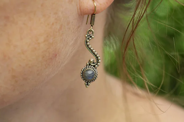 Mujer Con Pendiente Metal Latón Con Piedra Preciosa Mineral Labradorita — Foto de Stock