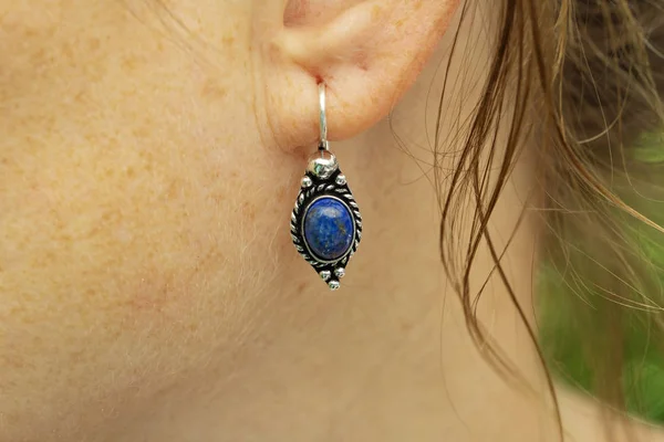 Γυναίκα Που Φοράει Μπρούτζινο Μεταλλικό Σκουλαρίκι Μεταλλικό Πετράδι Lapis Lazuli — Φωτογραφία Αρχείου