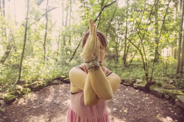 Kadın ina doğa kartal yapıyor Garudasana yoga asana poz 