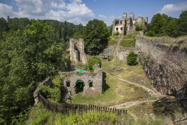 Divci Kamen, Trisov, Çek Cumhuriyeti, kızlar kaya yıkık görünümü, Cesky Krumlov şehir yakınında Güney Bohemya Kalesi berbat