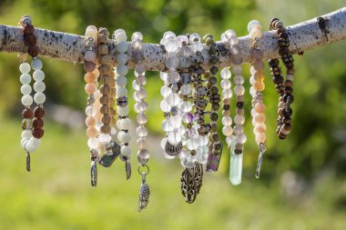 Doğal açık arka planda Mineral taş boncuklu bilezik koleksiyonu