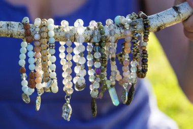 Doğal açık arka planda Mineral taş boncuklu bilezik koleksiyonu