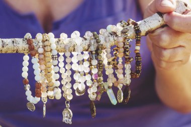 Doğal açık arka planda Mineral taş boncuklu bilezik koleksiyonu