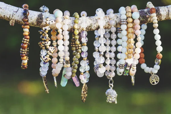 Colección Pulseras Piedra Mineral Con Cuentas Sobre Fondo Natural Aire — Foto de Stock