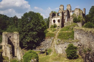 Divci Kamen, Trisov, Çek Cumhuriyeti, kızlar kaya yıkık görünümü, Cesky Krumlov şehir yakınında Güney Bohemya Kalesi berbat