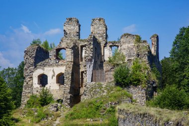 Divci Kamen, Trisov, Çek Cumhuriyeti, kızlar kaya yıkık görünümü, Cesky Krumlov şehir yakınında Güney Bohemya Kalesi berbat