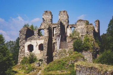 Divci Kamen, Trisov, Çek Cumhuriyeti, kızlar kaya yıkık görünümü, Cesky Krumlov şehir yakınında Güney Bohemya Kalesi berbat